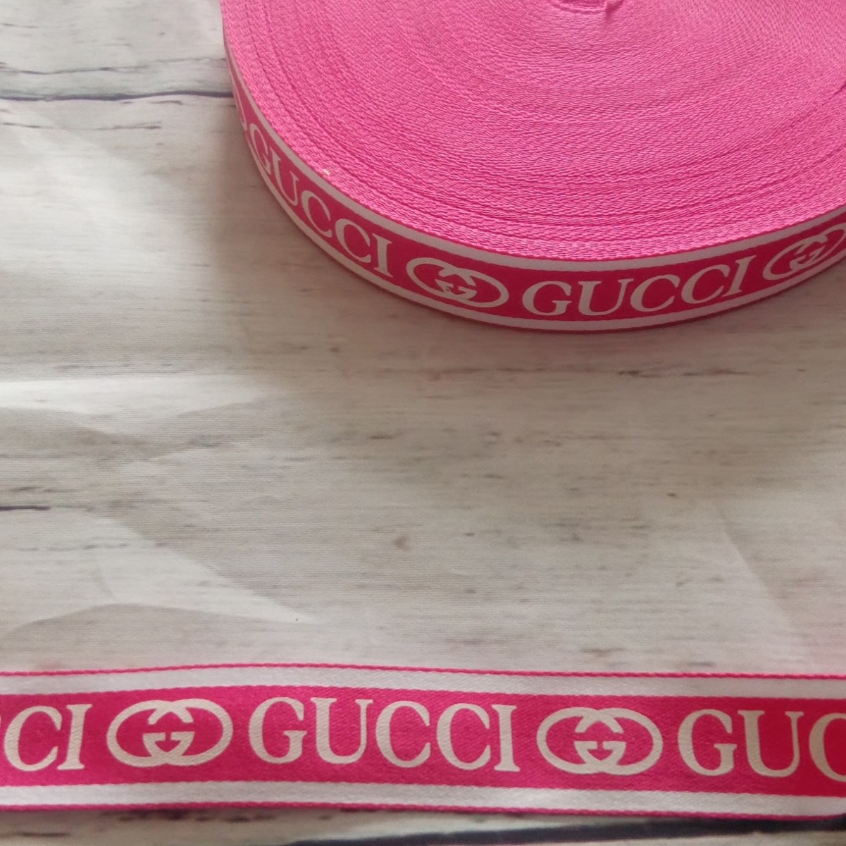 Лента декоративная Gucci на розовом 25мм