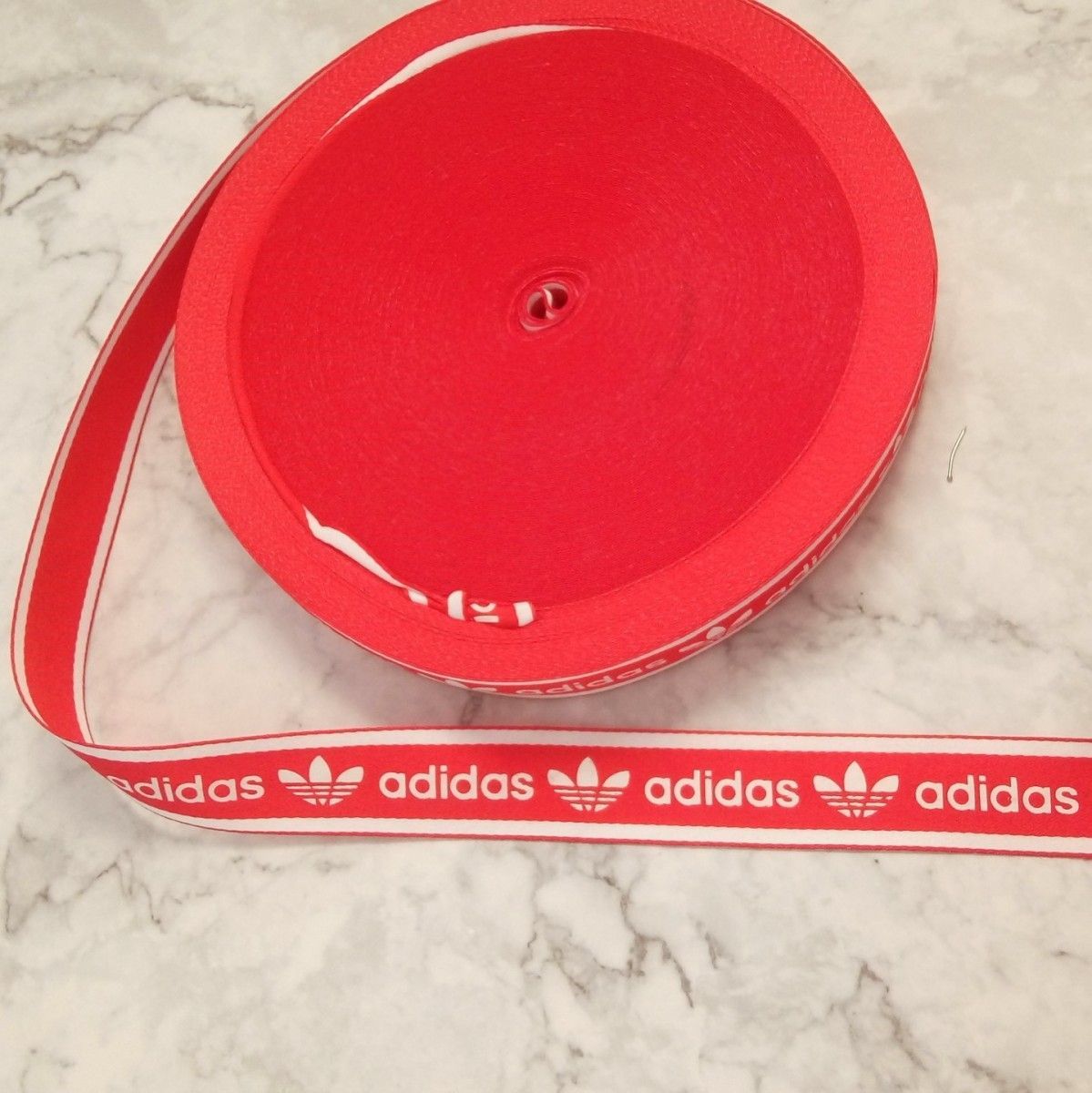 Лента декоративная Adidas на красном 25мм