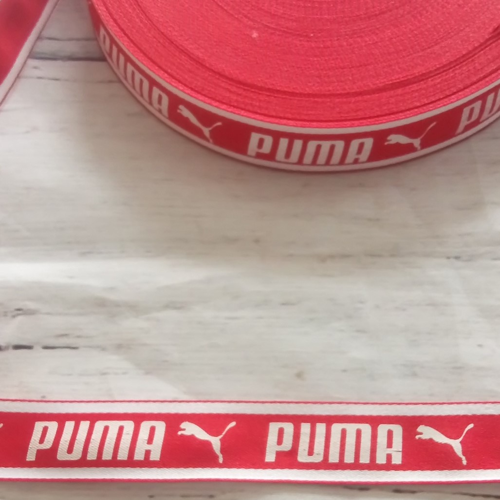 Лента декоративная Puma на красном 25мм